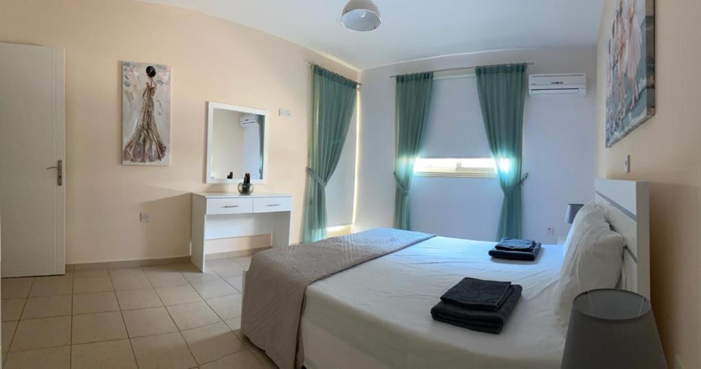 Royal Seacrest Residence Paphos Exteriör bild