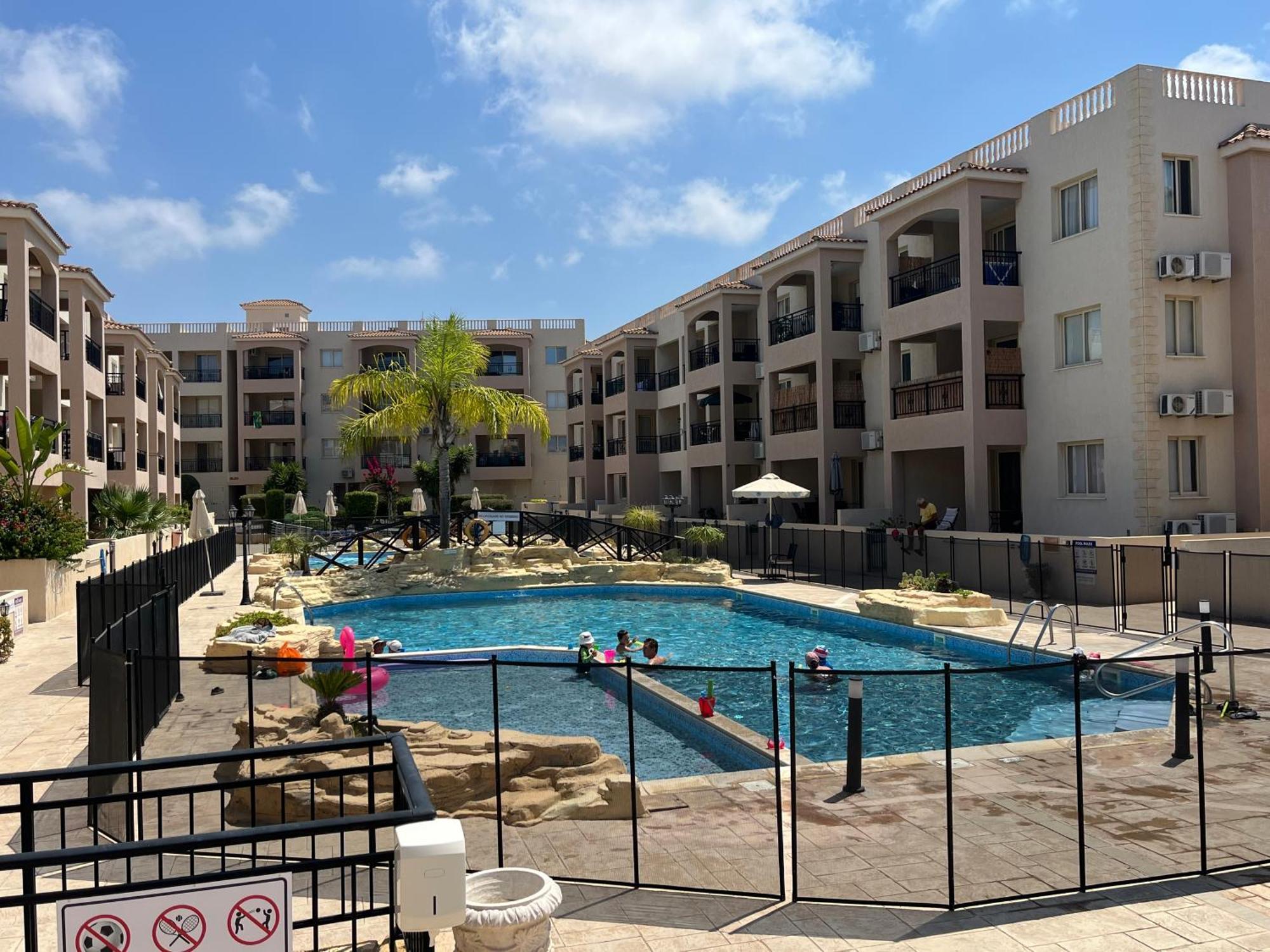Royal Seacrest Residence Paphos Exteriör bild